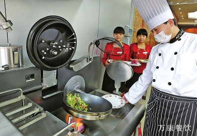 学校食堂现炒菜机器人 将改变未来厨房