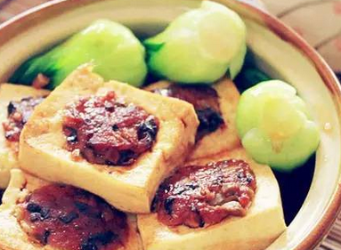 江苏食堂承包:教你学做葱油香菇 蒸酿香菇豆腐